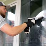 Nettoyer les vitres à la méthode américaine : astuces et matériel pro