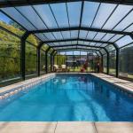 Quels produits et équipements pour un nettoyage optimal de l’abri de piscine en verre ?