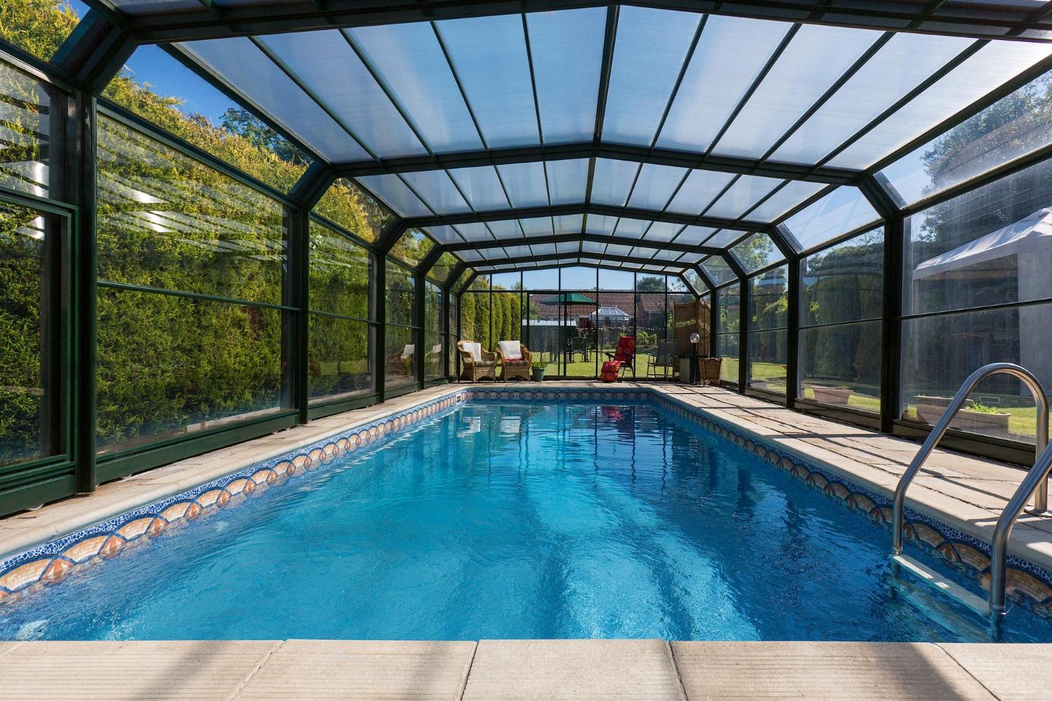 Quels produits et équipements pour un nettoyage optimal de l’abri de piscine en verre ?