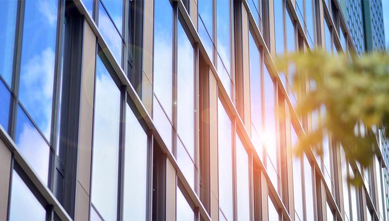 Optimiser l’entretien des vitres pour réduire les coûts énergétiques : astuces et équipements pro