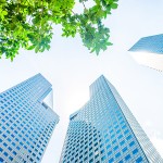 Nettoyer efficacement de grandes baies vitrées sans laisser de traces : techniques et matériel à privilégier