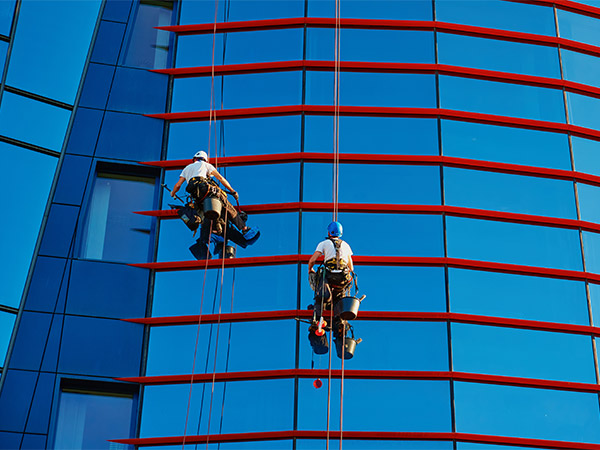 https://www.materieldevitrerie.fr/storage/workers-cleaning-windows-in-business-center-in-scyscraper-w600x450.jpg